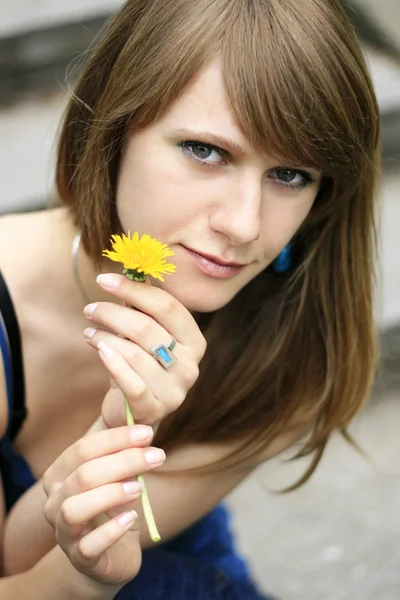 Portret młodej dziewczyny piękne z kwiatów mniszka lekarskiego — Zdjęcie stockowe