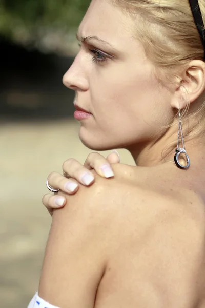 Retrato de una joven hermosa en la playa. Ella está molesta. —  Fotos de Stock