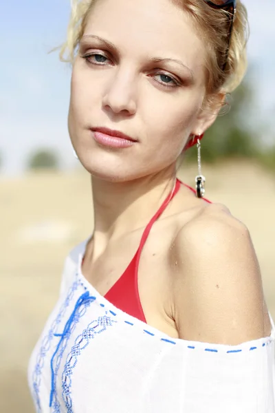 Portrait of a young beautiful girl on the beach. She is upset — Stock Photo, Image