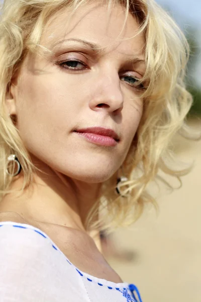 Portret piękna Młoda blondynka w letni, słoneczny dzień — Zdjęcie stockowe