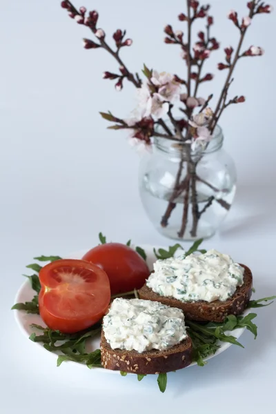 奶酪小吃、 番茄、 束绽放樱桃树枝 — 图库照片