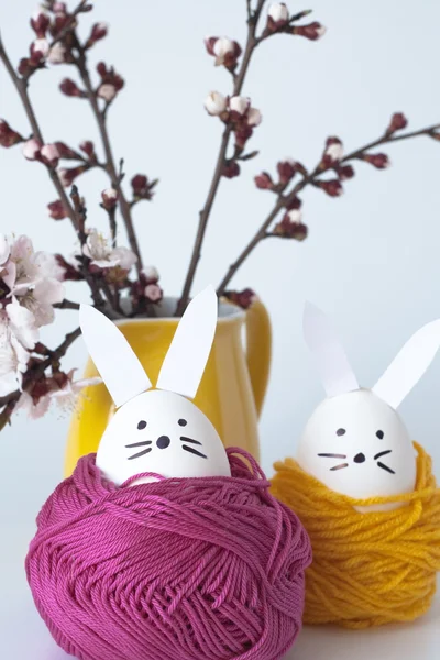 装飾的なイースターのウサギと桜の花 — ストック写真