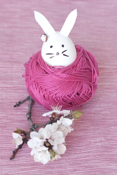 Coniglietto di Pasqua decorativo e fiori di ciliegio — Foto Stock