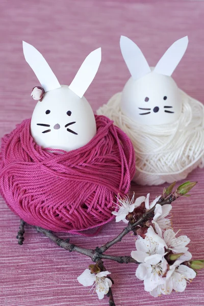 装饰复活节兔子和樱桃花 — 图库照片