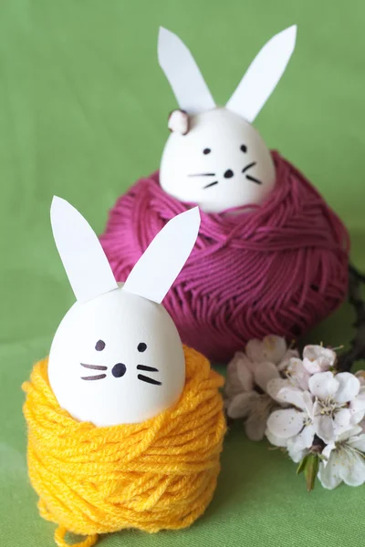 Conejo de Pascua decorativo y flores de cerezo — Foto de Stock