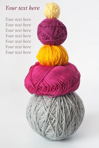 Cinq enchevêtrement lumineux de fil et aiguille à tricoter — Photo