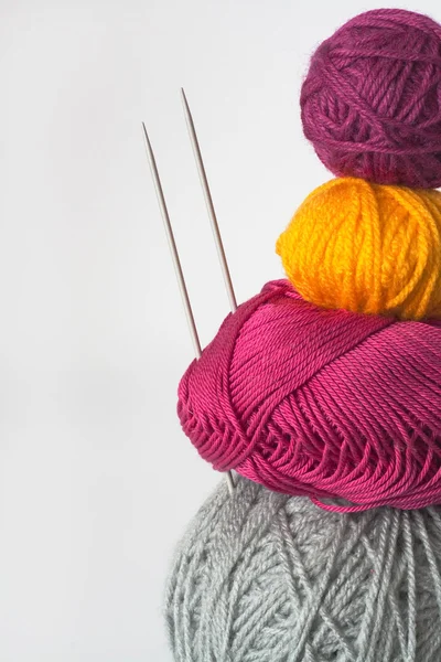 Emmêlement lumineux de fil et aiguille à tricoter — Photo