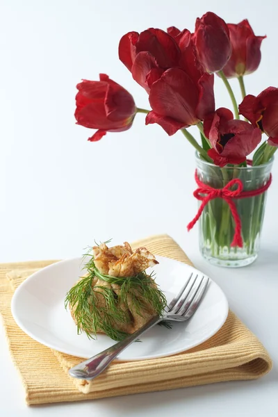 Panqueque con champiñones y hierbas para el desayuno — Foto de Stock