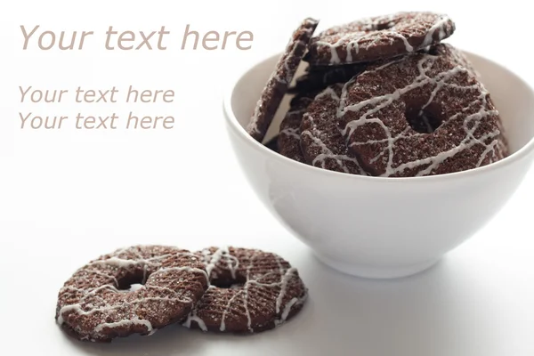 Deliciosos biscoitos de chocolate com cobertura em uma placa branca — Fotografia de Stock