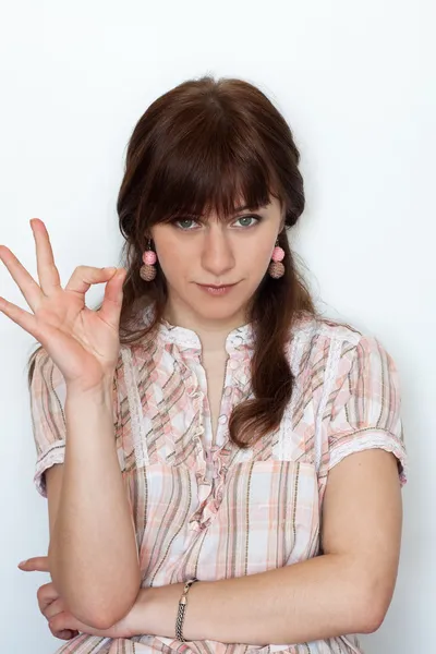 Ok işareti üzerine el hareketi, yakışıklı genç bir kızın portresi — Stok fotoğraf