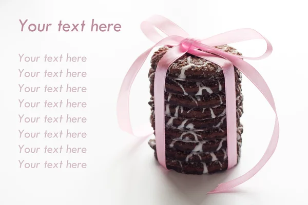 美味的巧克力饼干有粉红色在餐巾上糖衣 — 图库照片