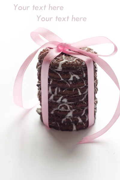 Deliciosas galletas de chocolate con hielo en una servilleta rosa —  Fotos de Stock