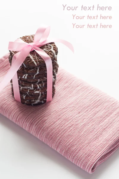 Deliciosas galletas de chocolate con hielo en una servilleta rosa —  Fotos de Stock