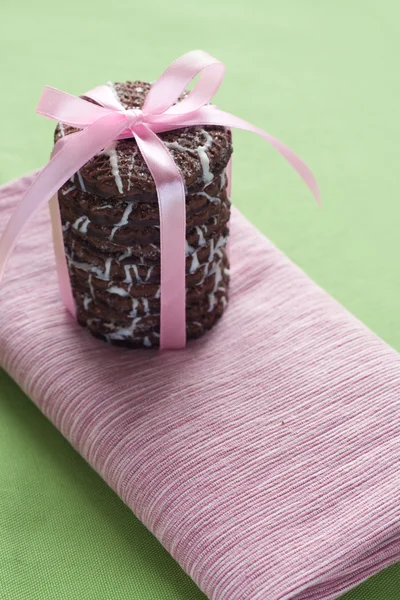 Lahodná čokoláda čip cookies s třešničkou na růžový ubrousek — Stock fotografie