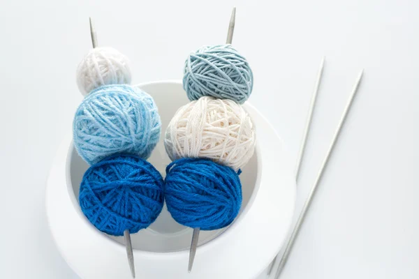 Färgade bollar av ull för stickning och nålar — Stockfoto