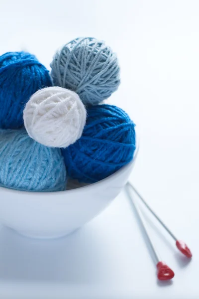 Цветные шары из шерсти для вязания и иголок — стоковое фото