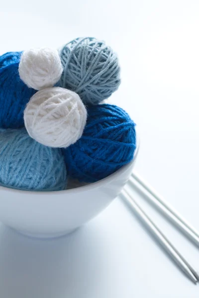 ウール編みや針のための色のボール — ストック写真