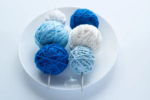 Kolorowe kulki wełny na drutach i igły — Zdjęcie stockowe