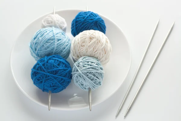 Boules de laine colorées pour tricot et aiguilles — Photo