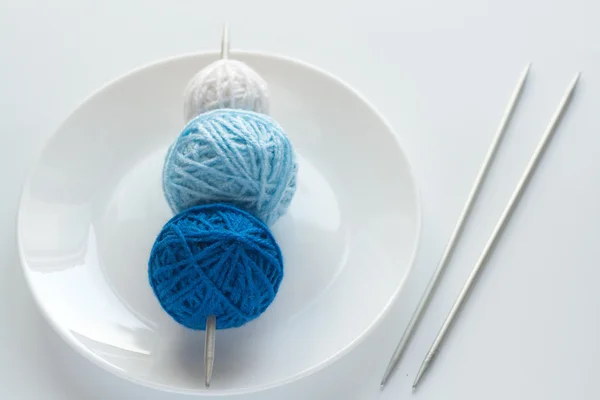 Gekleurde ballen van wol voor breien en naalden — Stockfoto