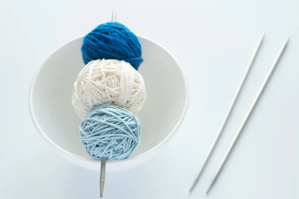 Bolas de lana de colores para tejer y agujas — Foto de Stock