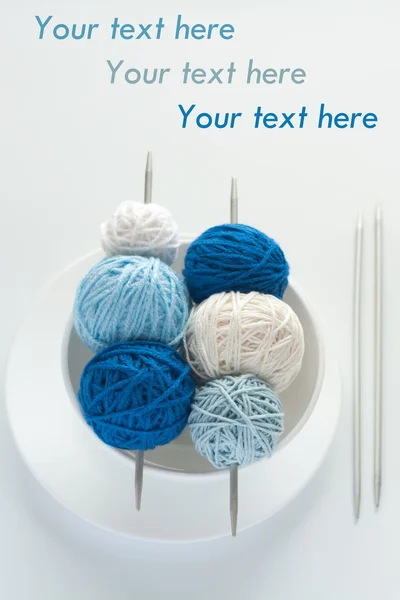 Esferas coloridas de lã para tricô e agulhas — Fotografia de Stock