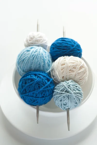 Boules de laine colorées pour tricot et aiguilles — Photo