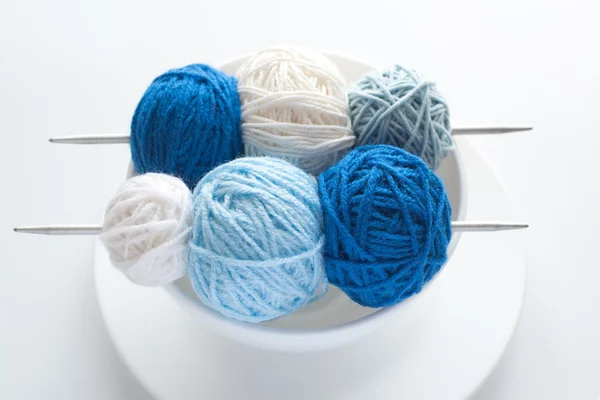 Palline colorate di lana per maglieria e ferri — Foto Stock
