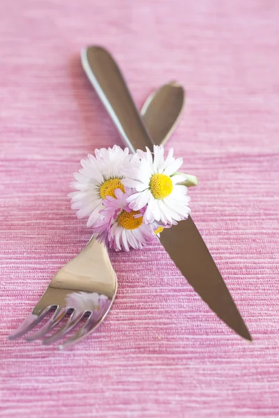 Tenedor, cuchillo y un pequeño ramo de flores blancas —  Fotos de Stock