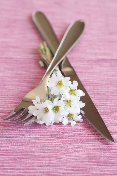 Tenedor, cuchillo y un pequeño ramo de flores blancas — Foto de Stock