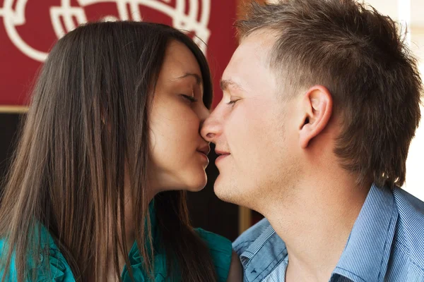 Amor joven pareja besándose en la cafetería —  Fotos de Stock