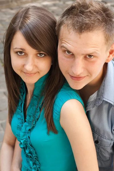 Portrait of guy and girl outdoors on a summer day — Stockfoto