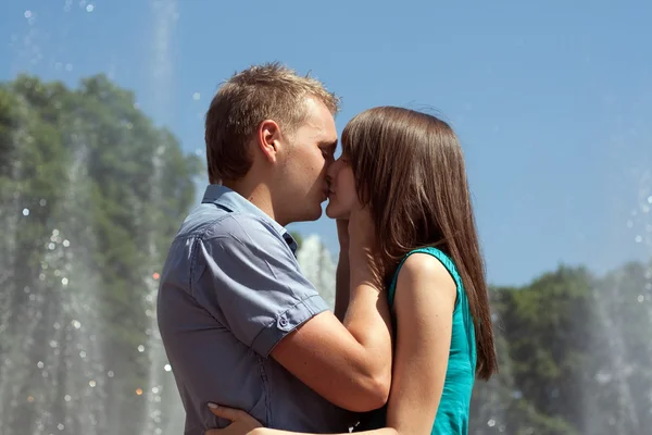 Amor joven pareja besos en la calle —  Fotos de Stock
