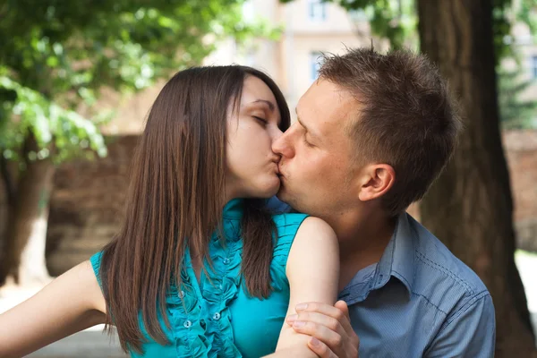 Love young couple kissing in the street — Stock Photo, Image