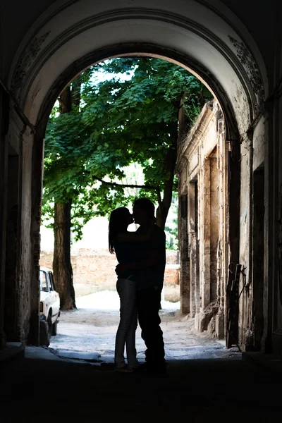 Amor joven pareja besándose en el patio — Foto de Stock