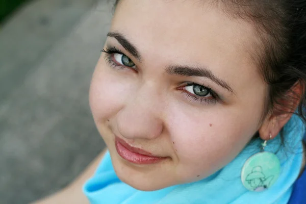 Portrét krásná mladá brunetka v modrý šátek — Stock fotografie