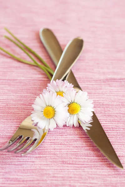 Tenedor, cuchillo y un pequeño ramo de flores blancas — Foto de Stock