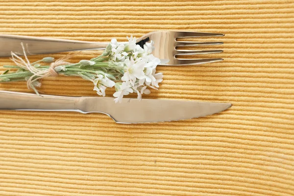叉、 刀和一小束白花 — 图库照片