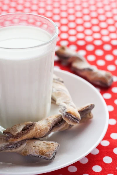 Um copo de leite e biscoitos saborosos — Fotografia de Stock