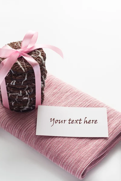 Deliziosi biscotti al cioccolato con glassa su un tovagliolo rosa — Foto Stock