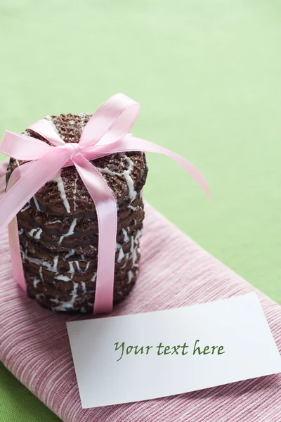 Lahodná čokoláda čip cookies s třešničkou na růžový ubrousek — Stock fotografie