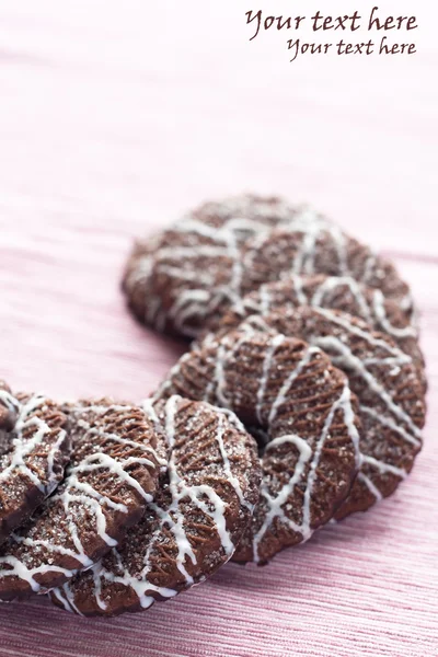 Läckra choklad chip cookies med glasyr på en rosa servett — Stockfoto