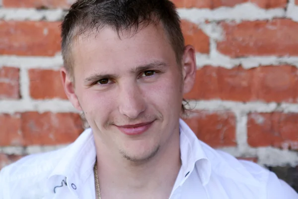 Porträt eines hübschen jungen Mannes im weißen Hemd — Stockfoto