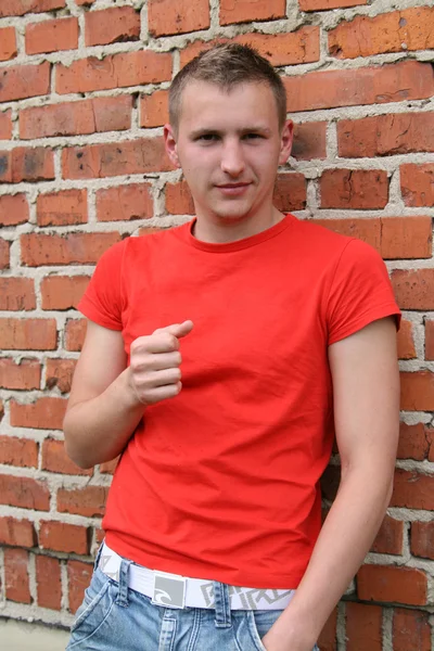 Portrait d'un beau jeune homme en chemise rouge — Photo
