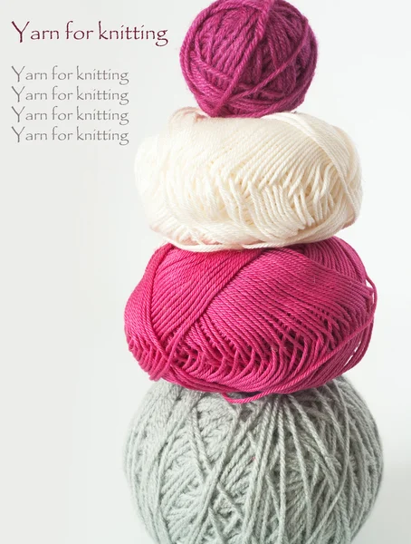 明るい編みの糸のもつれの 4 つのボール — ストック写真