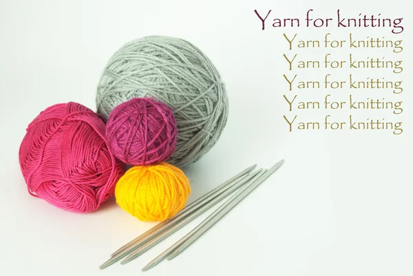 Esferas brilhantes de fios para tricotar e tricotar agulhas — Fotografia de Stock