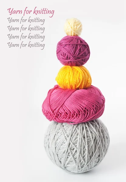 Světlé koule příze pro pletení a váš text — Stock fotografie