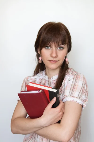 El kitaplarında olan bir genç sevimli öğrenci portresi — Stok fotoğraf