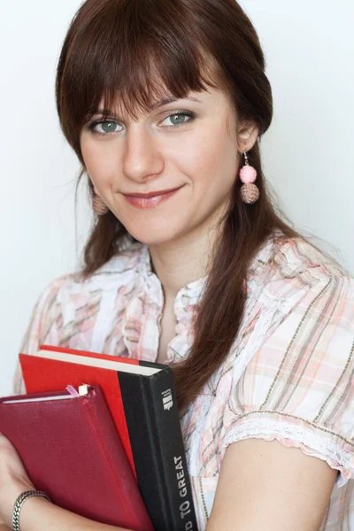 Porträt einer jungen hübschen Studentin mit Schulbüchern in der Hand — Stockfoto