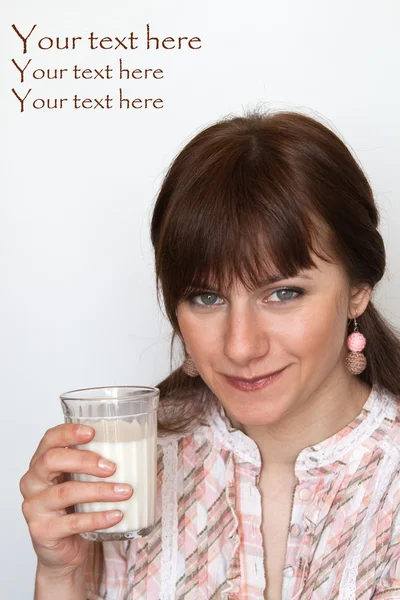 Söt ung brunett dricka mjölk till frukost — Stockfoto